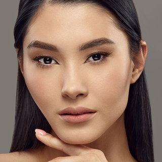 Mirabella Model Wearing Fall 2024 Makeup - Easy Nude Makeup Trends for autumn glow & Neutral Eyes & Lips 